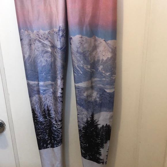 Rare blackmilk pink mountains leggings - Picture 4 of 7
